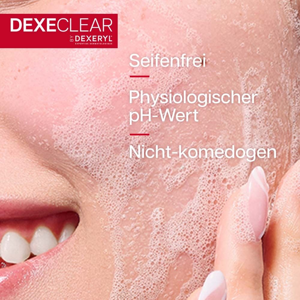 Nahaufnahme eines Gesichts mit Schaum. Text: Seifenfrei, Physiologischer pH-Wert, Nicht-komedogen.