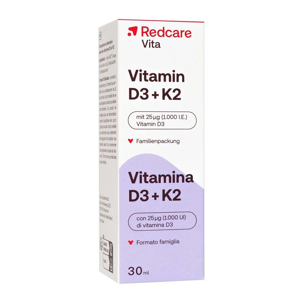 Weiße Verpackung mit Aufschrift: Redcare Vita Vitamin D3 + K2. 30ml. Tropfen mit 25µg Vitamin D3.