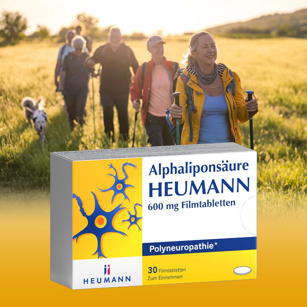 Packung ALPHALIPONSÄURE HEUMANN 600 mg Filmtabletten vor dem Hintergrund einer Wandergruppe. Gelber Hintergrund.