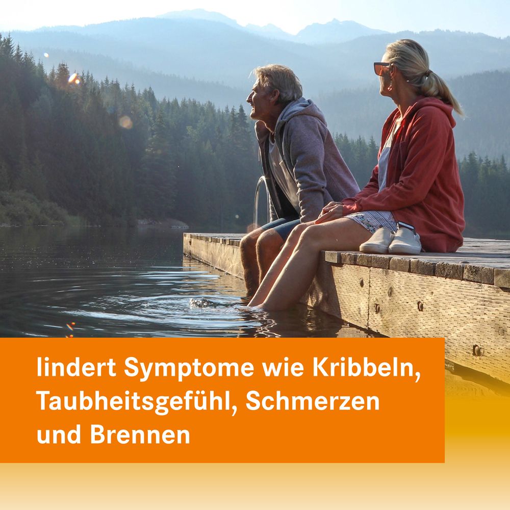 Älteres Paar sitzt am Steg. Text: lindert Symptome wie Kribbeln, Taubheitsgefühl, Schmerzen und Brennen.