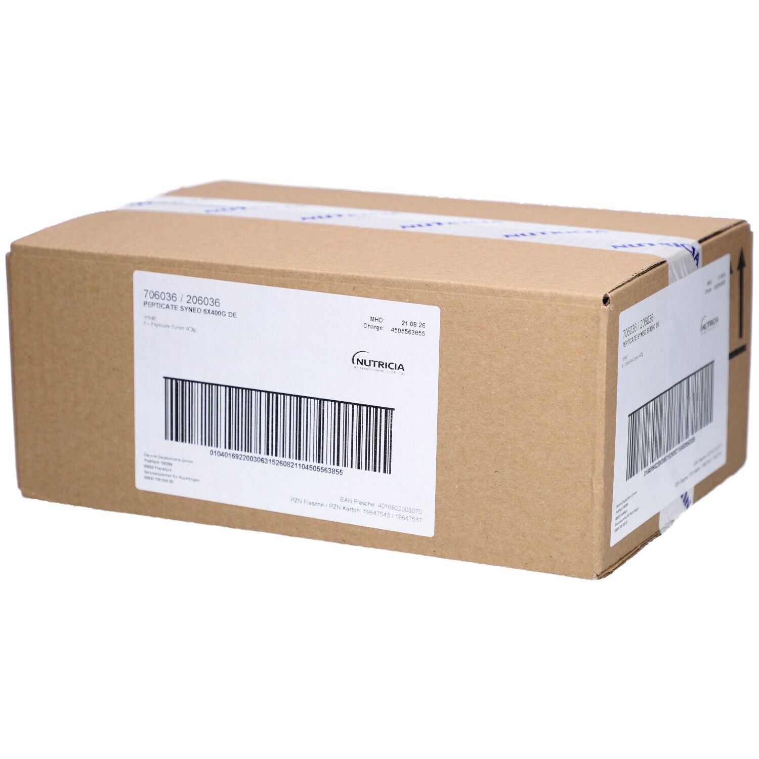 Karton mit Etikett. Auf dem Etikett sind Produktinformationen und ein Barcode zu sehen. Der Karton ist mit einem Klebeband mit dem Logo von Nutricia versehen.