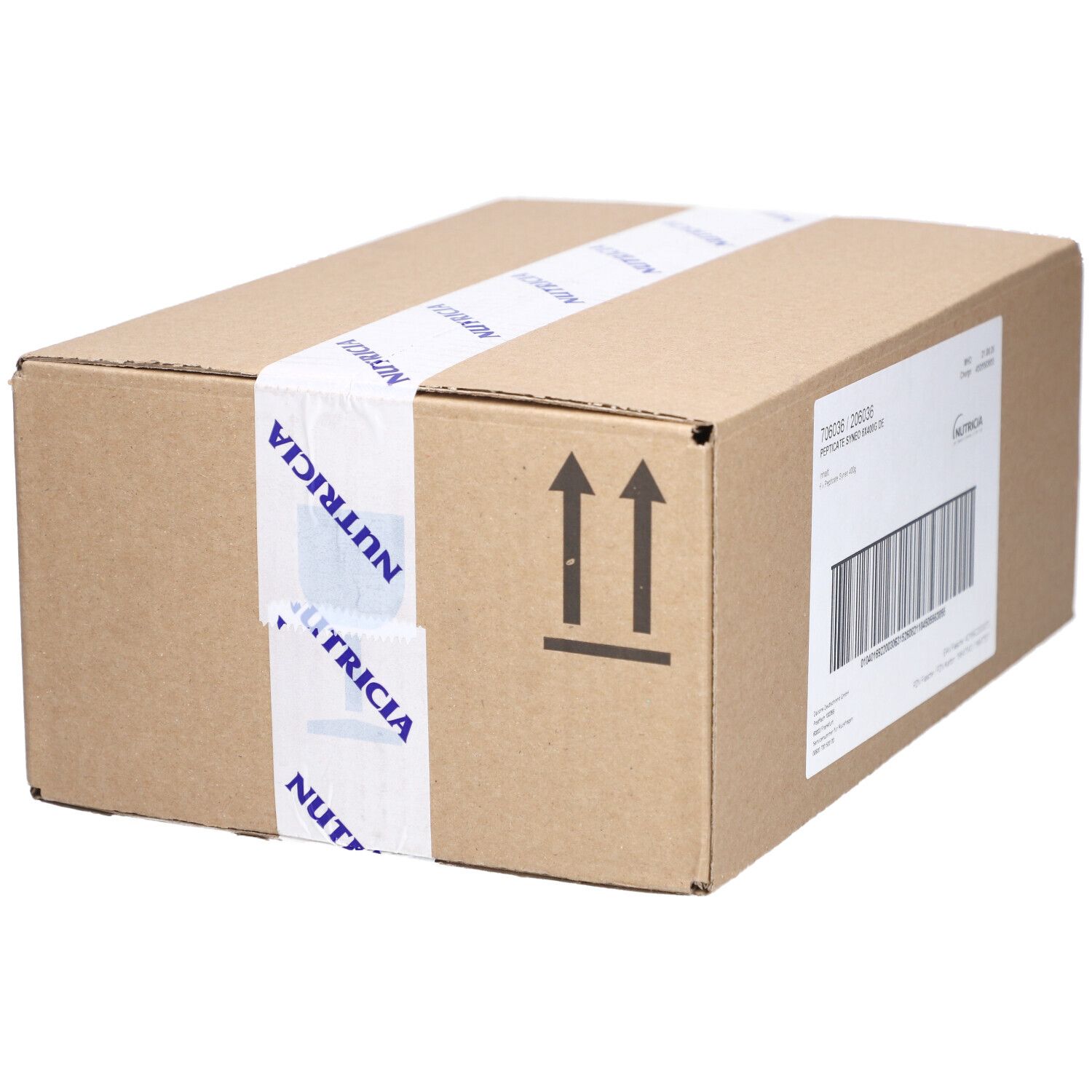 Karton mit Etikett. Auf dem Etikett sind Produktinformationen und ein Barcode zu sehen. Der Karton ist mit einem Klebeband mit dem Logo von Nutricia versehen.