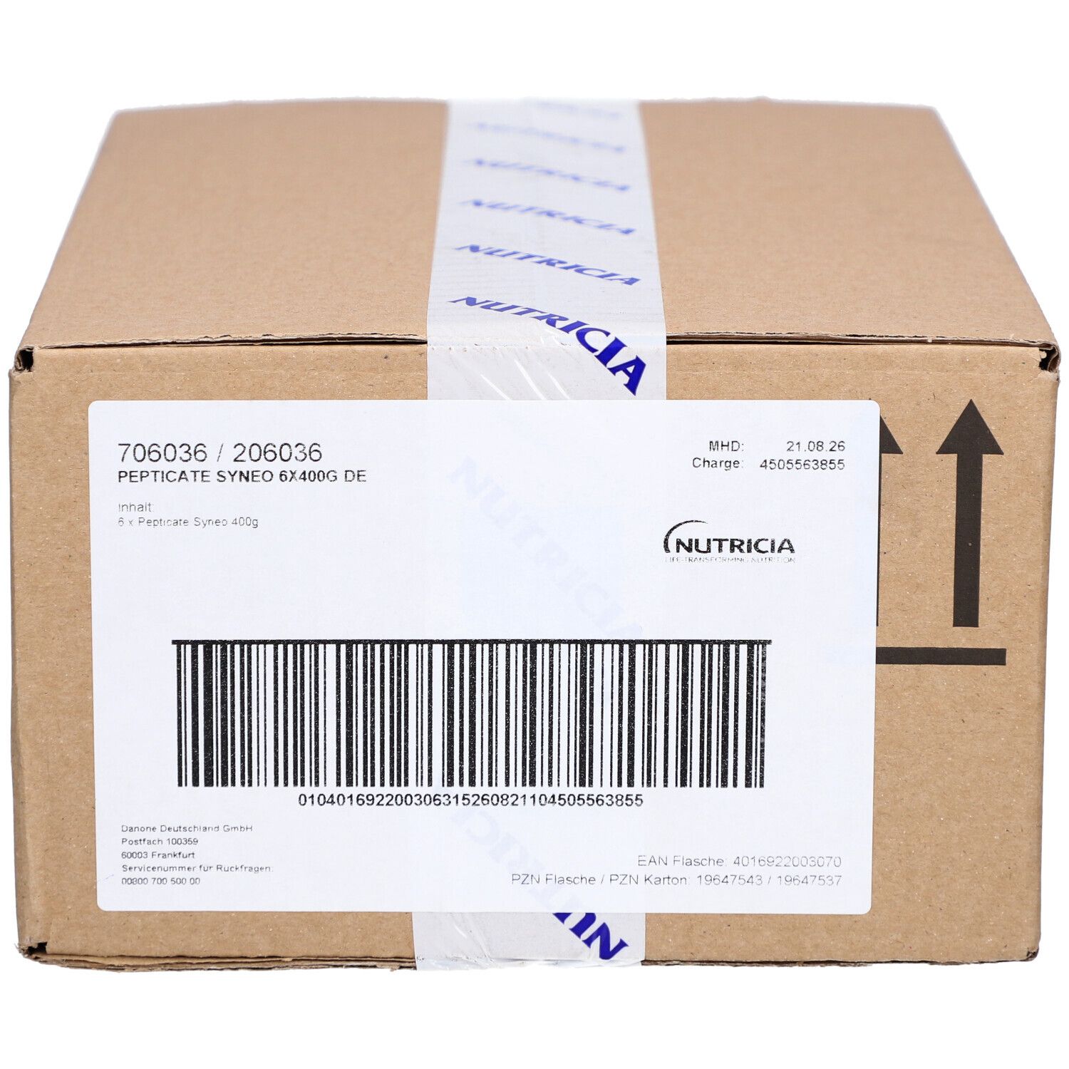 Karton mit Etikett. Auf dem Etikett sind Produktinformationen und ein Barcode zu sehen. Der Karton ist mit einem Klebeband mit dem Logo von Nutricia versehen.