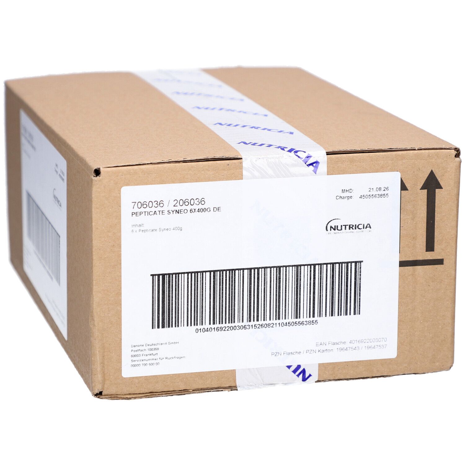 Karton mit Etikett. Auf dem Etikett sind Produktinformationen und ein Barcode zu sehen. Der Karton ist mit einem Klebeband mit dem Logo von Nutricia versehen.