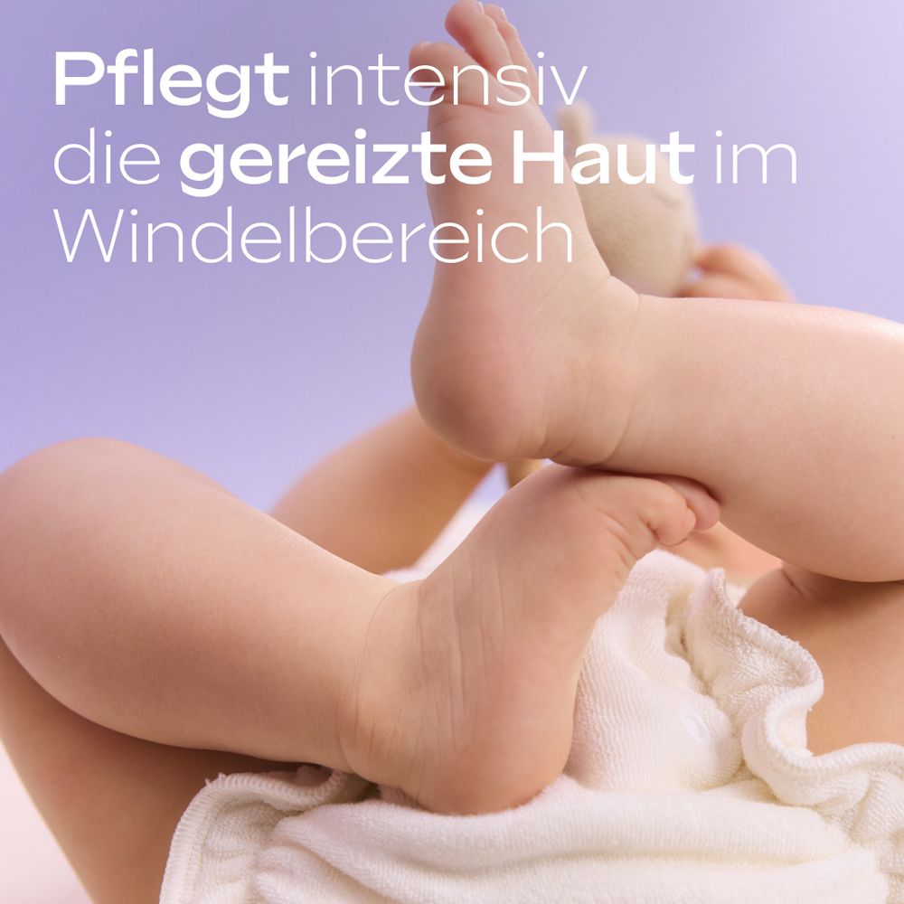 Babyhaut mit gereiztem Windelbereich, Text: Pflegt intensiv die gereizte Haut im Windelbereich.