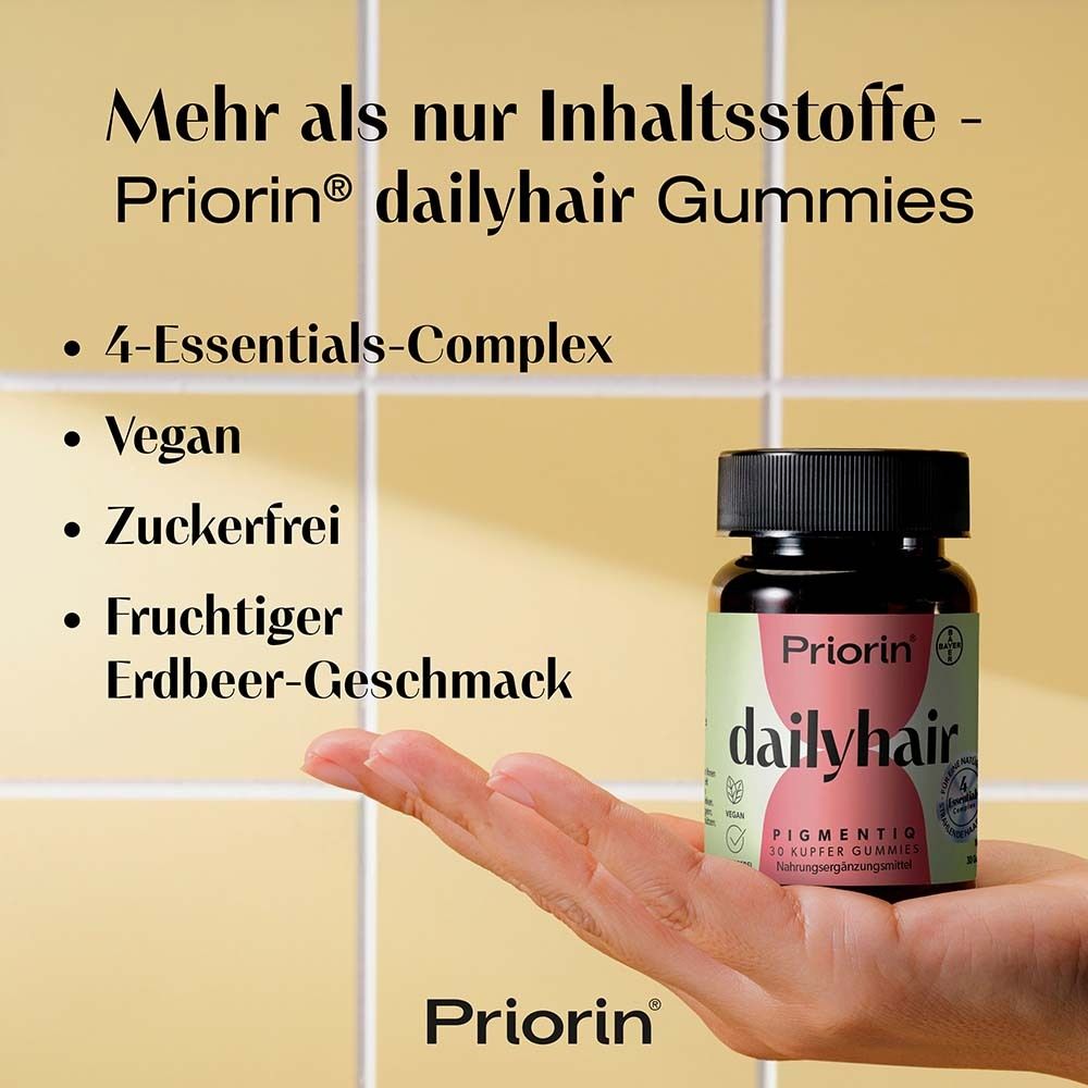 Hand hält Flasche Priorin dailyhair. Text: Vegan, zuckerfrei, fruchtiger Erdbeer-Geschmack.
