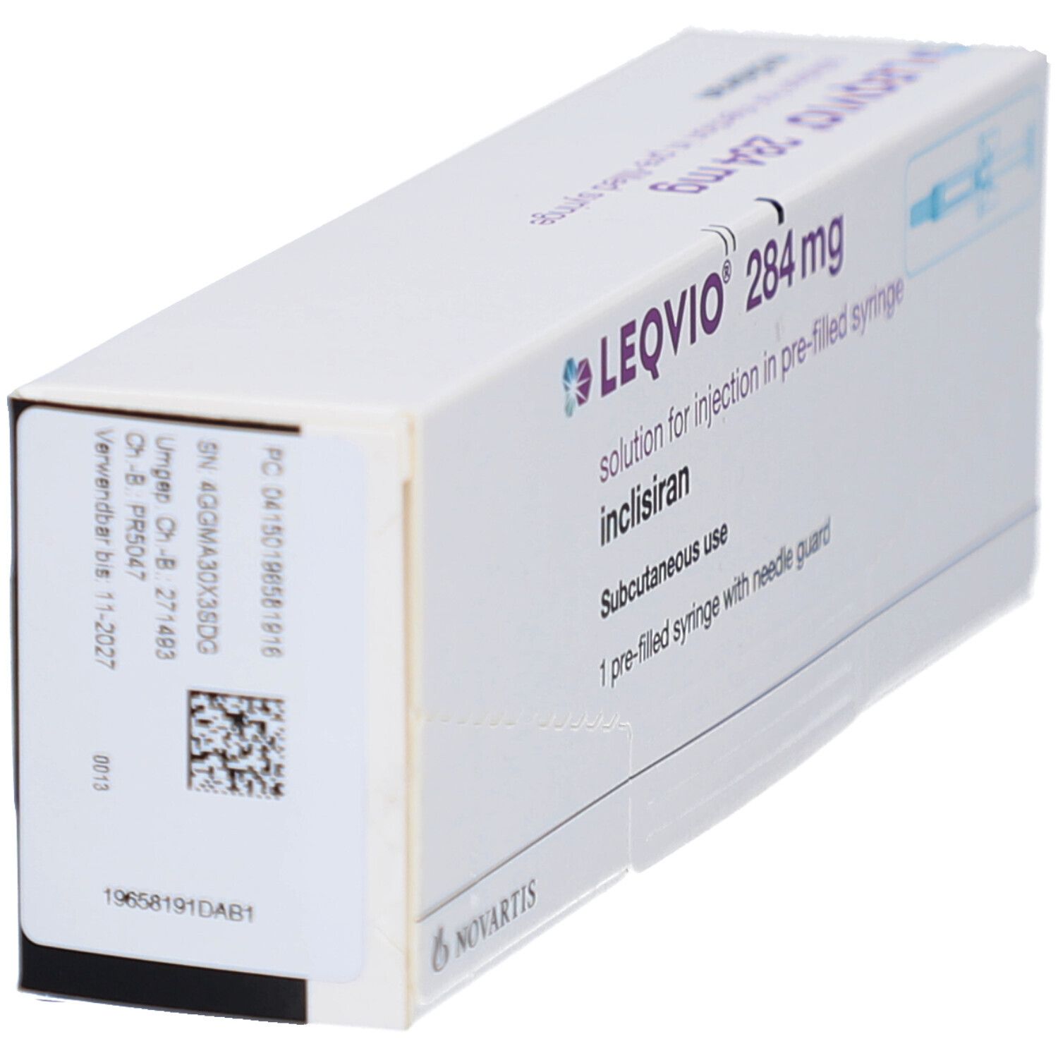 Seitenansicht der LEQVIO-Verpackung. Enthält Informationen wie Chargennummer, Verfallsdatum und Barcode.