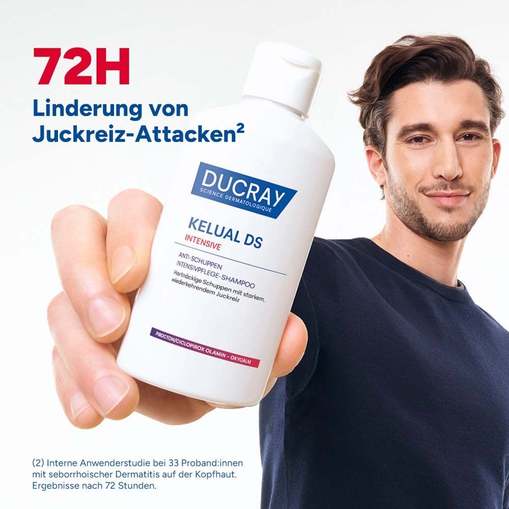 Mann hält Shampoo-Flasche. Text: 72H Linderung von Juckreiz-Attacken. DUCRAY KELUAL DS INTENSIVE.