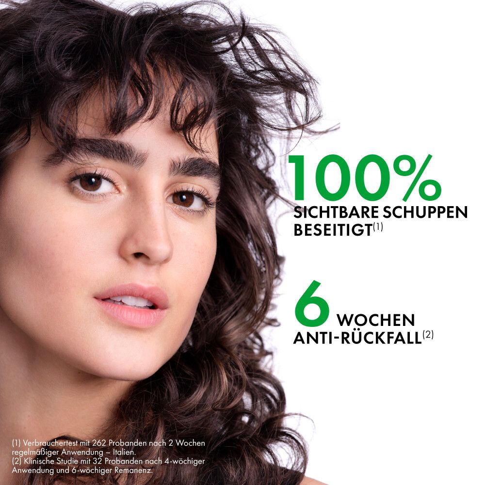 Frau mit lockigem Haar. 100% sichtbare Schuppen beseitigt. 6 Wochen Anti-Rückfall.