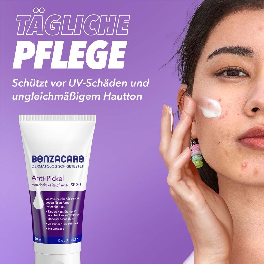 Frau trägt BENZACARE™ Anti-Pickel Feuchtigkeitspflege LSF 30 auf. Produkt und Gesicht sichtbar. Lila Hintergrund.