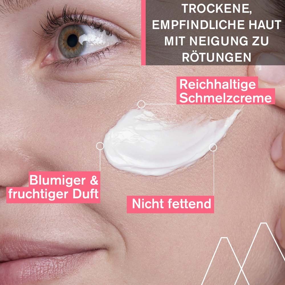 Creme auf Haut aufgetragen. Text: Trockene, empfindliche Haut mit Neigung zu Rötungen. Blumiger Duft. Nicht fettend.