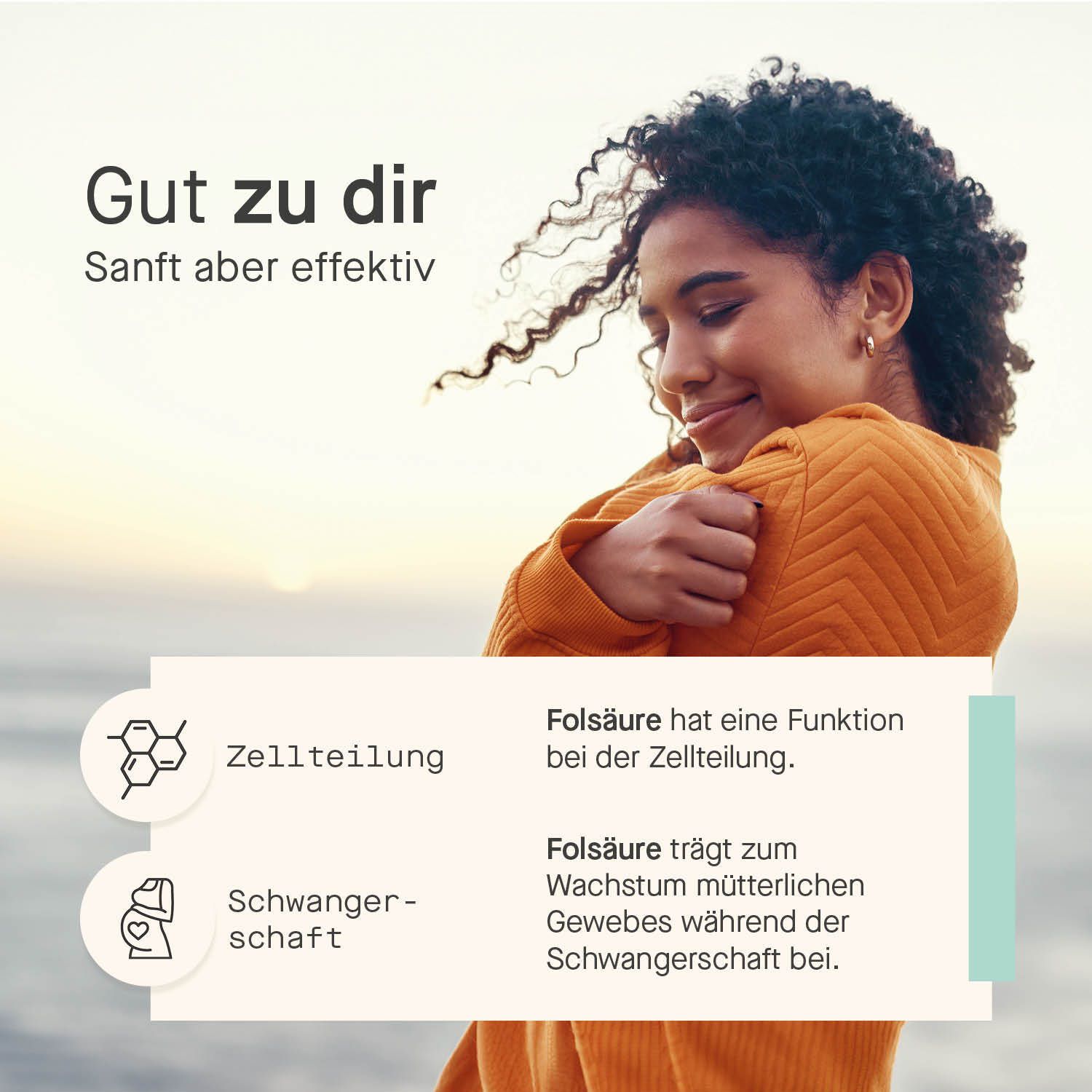Frau umarmt sich. Text: Folsäure für Zellteilung und Schwangerschaft. Hintergrund: Meer.