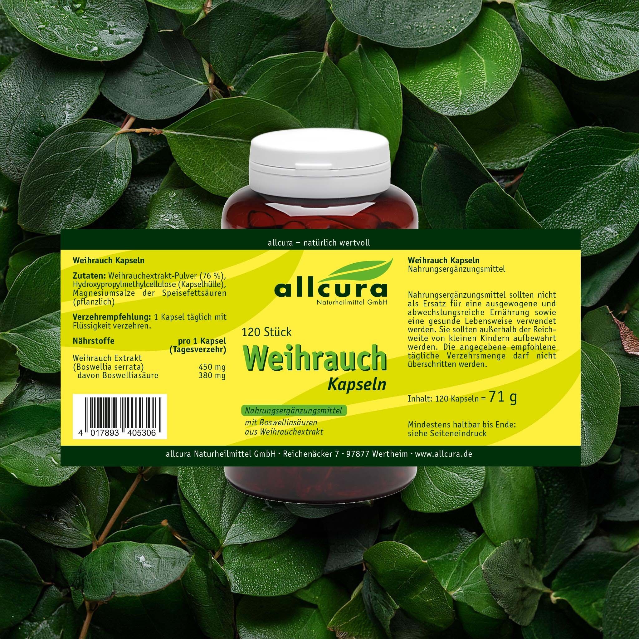 Braune Flasche mit weißen Deckel. Aufkleber mit Produktinformationen. Aufschrift: Weihrauch Kapseln. Hintergrund: grüne Blätter.