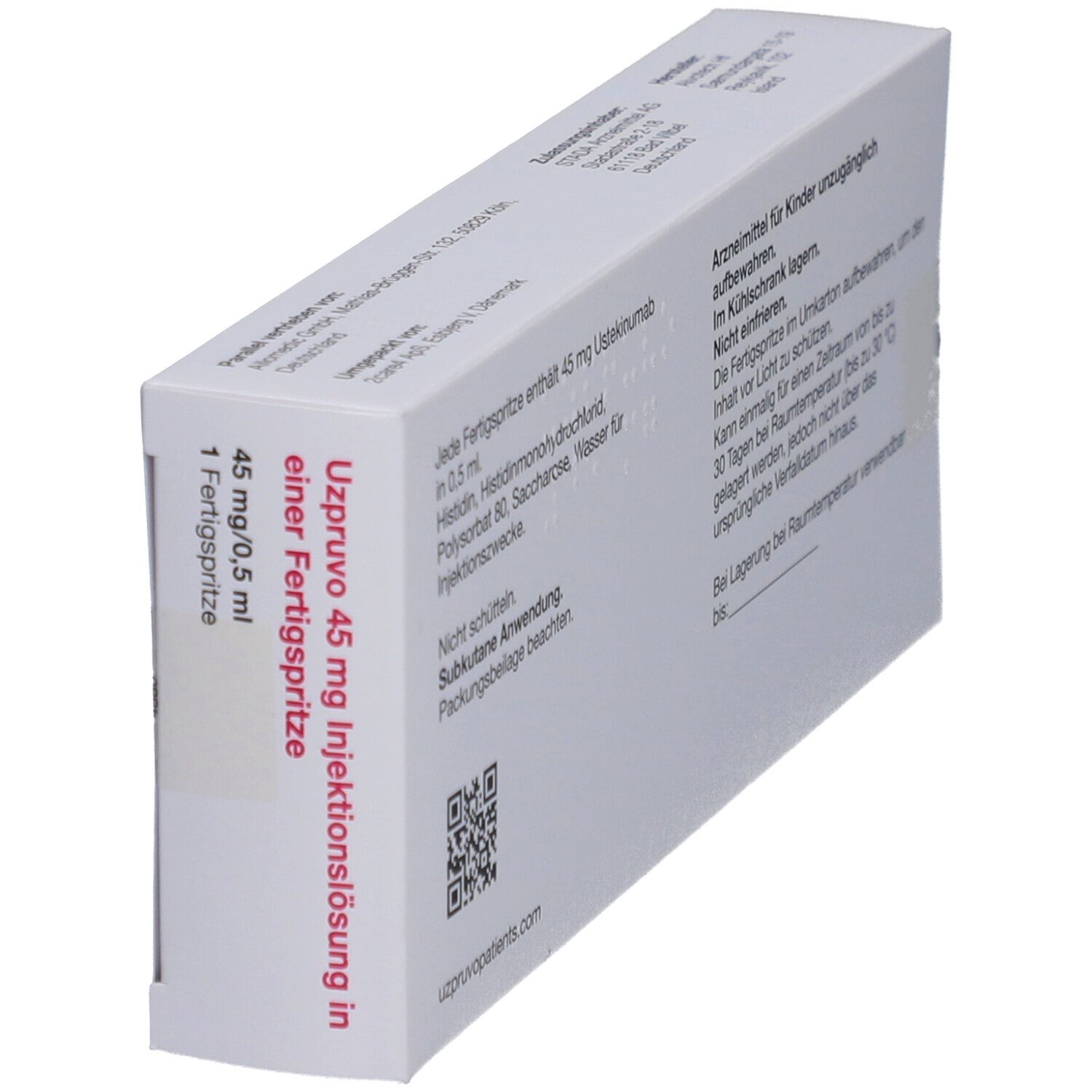 Weiße Verpackung. Text: UZPRUVO 45 mg Injektionslösung in einer Fertigspritze. 45 mg/0,5 ml, 1 Fertigspritze. QR-Code.