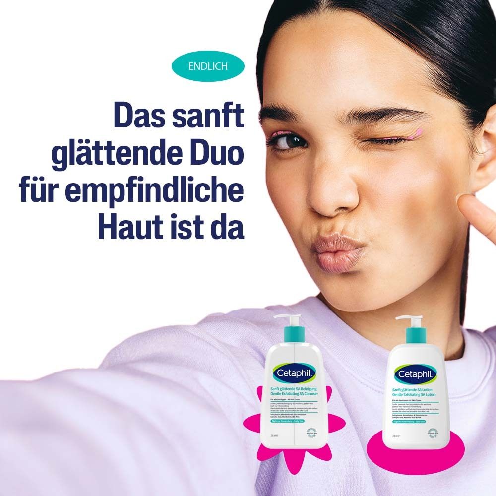 Frau zwinkert. Zwei Flaschen Cetaphil® Sanft glättende SA Reinigung. Text: Das sanft glättende Duo für empfindliche Haut ist da.