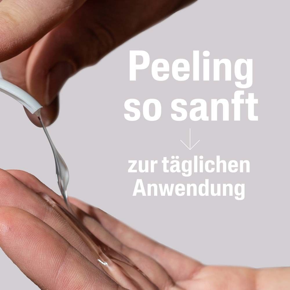Flüssigkeit wird auf Hand getropft. Text: Peeling so sanft zur täglichen Anwendung.