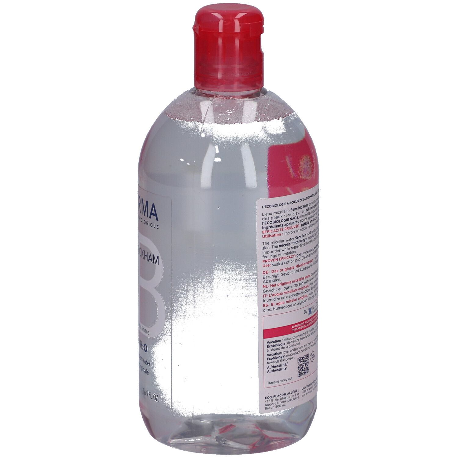 Rückseite der Bioderma Sensibio H2O Victoria Beckham Edition Flasche. Text auf rosa Etikett.