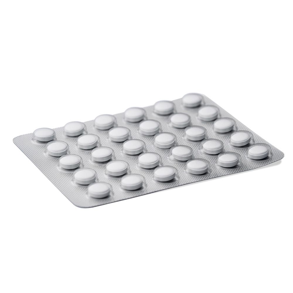 Blisterpackung mit weißen Tabletten. Tabletten in einer silbernen Blisterpackung.