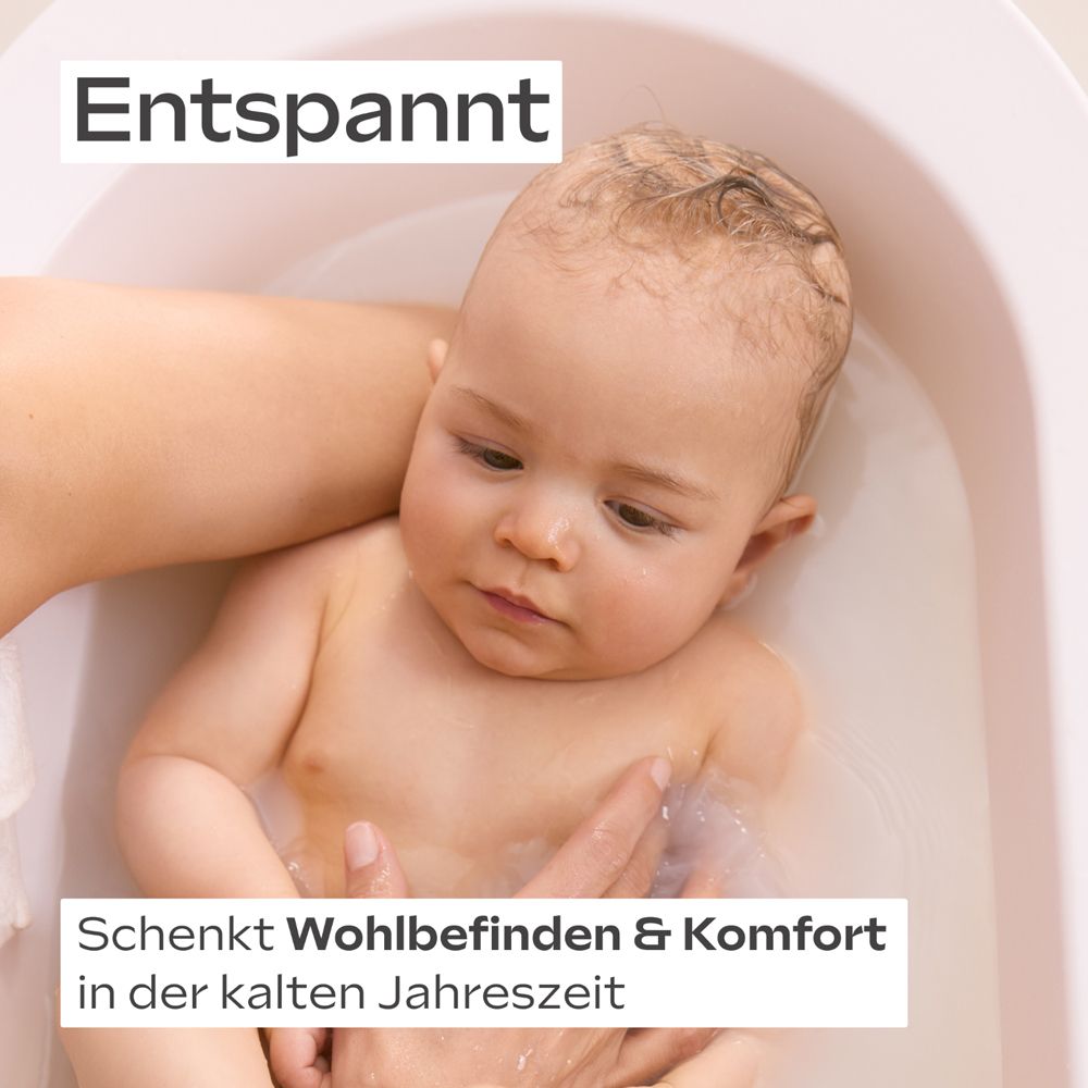 Baby in Badewanne. Text: Entspannt. Schenkt Wohlbefinden & Komfort in der kalten Jahreszeit.