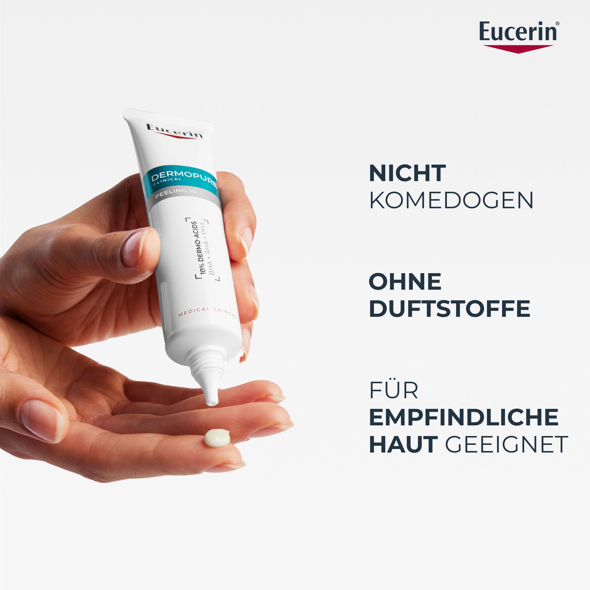 Hand hält Eucerin Dermopure Peeling 10. Text: Nicht komedogen, ohne Duftstoffe, für empfindliche Haut geeignet.