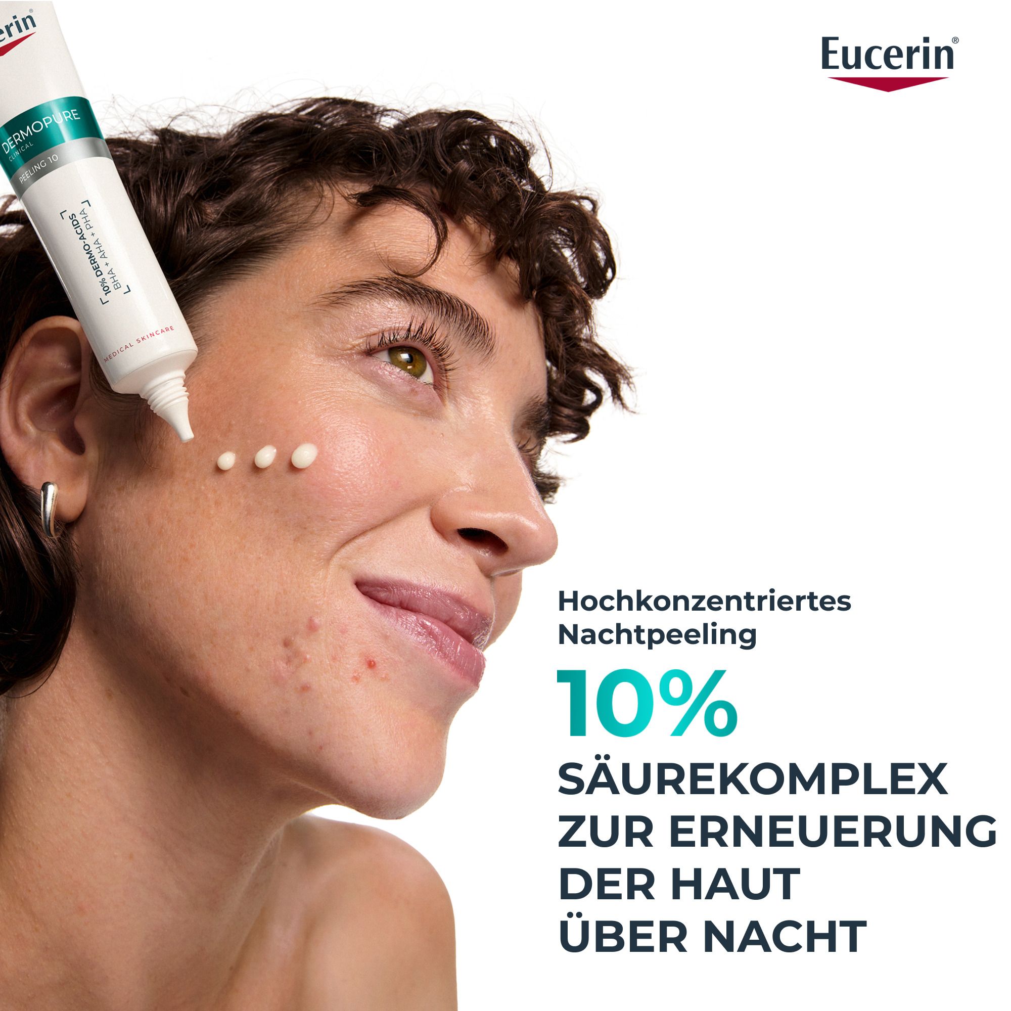 Frau trägt Eucerin Dermopure Peeling 10 auf. Text: Hochkonzentriertes Nachtpeeling, 10% Säurekomplex.