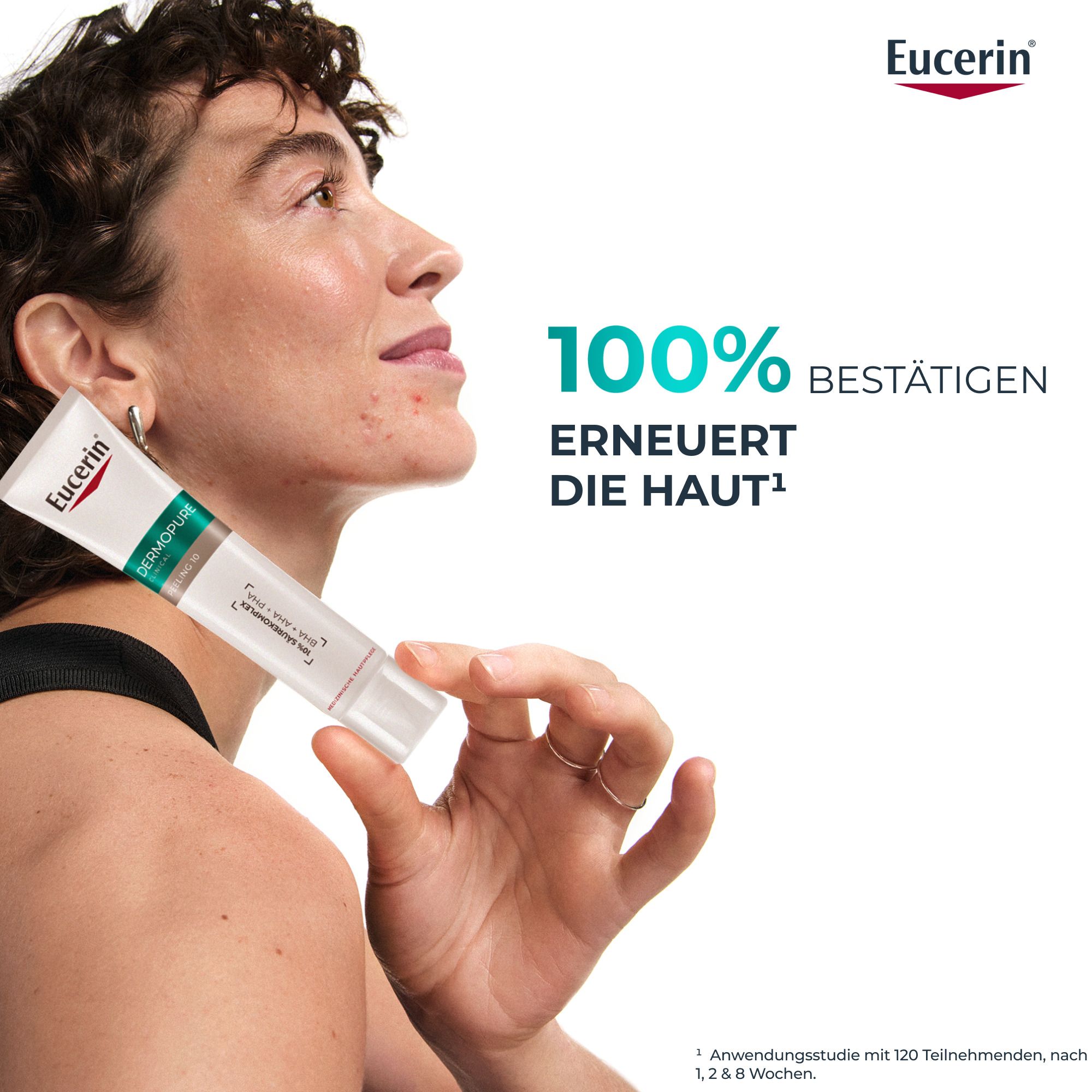 Frau hält Eucerin Dermopure Peeling 10. Text: 100% bestätigen: Erneuert die Haut.