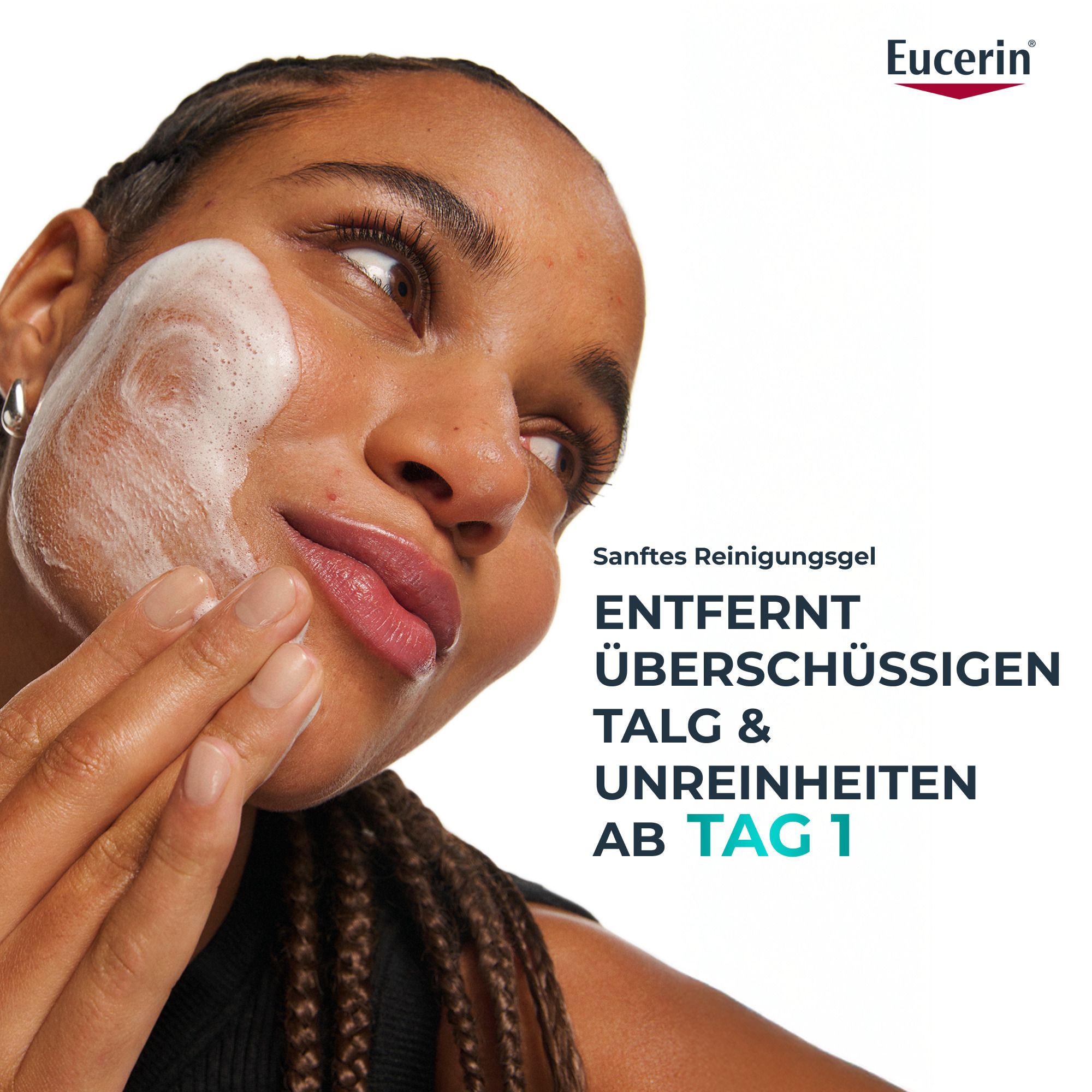 Frau mit Schaum auf dem Gesicht. Text: Sanftes Reinigungsgel. Entfernt überschüssigen Talg & Unreinheiten ab Tag 1.