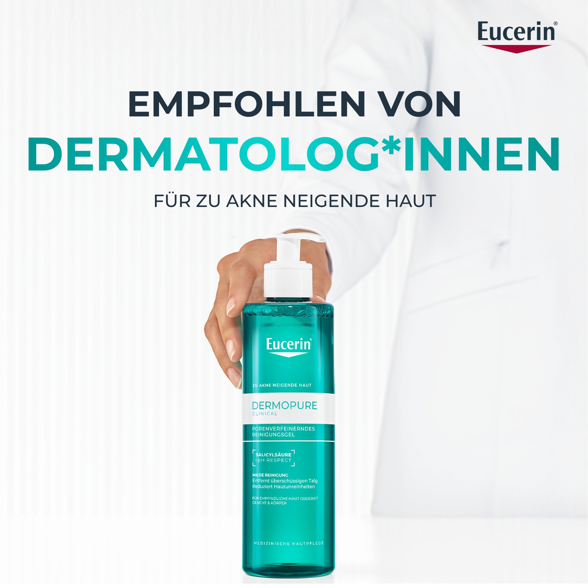 Hand hält Flasche. Text: Empfohlen von Dermatolog*innen für zu Akne neigende Haut. Eucerin-Logo.