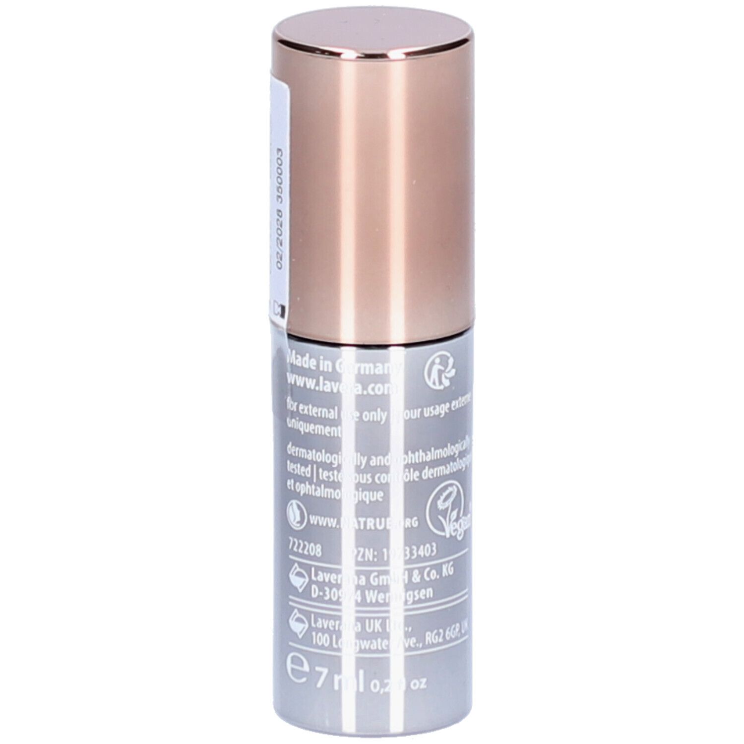 Zylindrische Mascarahülse mit kupferfarbenem Deckel. Aufschrift: lavera, 7ml, Vegan-Siegel, Informationen zur Anwendung.