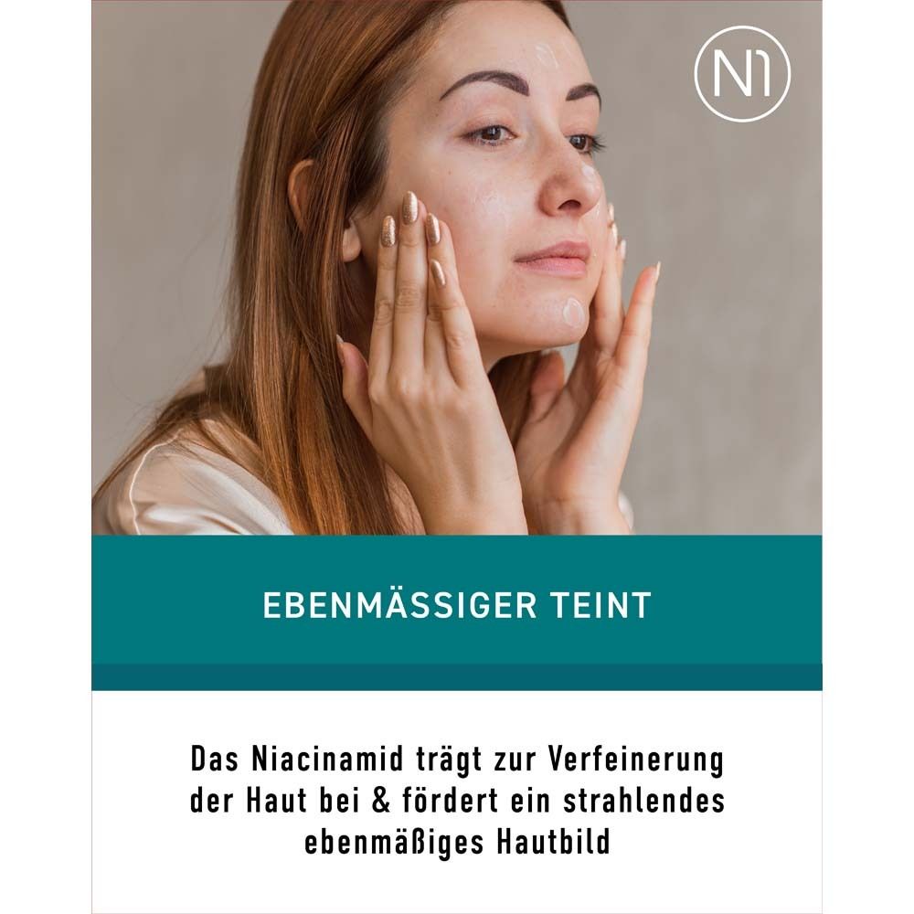 Frau trägt Creme auf. Text: Ebenmäßiger Teint. Niacinamid trägt zur Verfeinerung der Haut bei & fördert ein strahlendes ebenmäßiges Hautbild.
