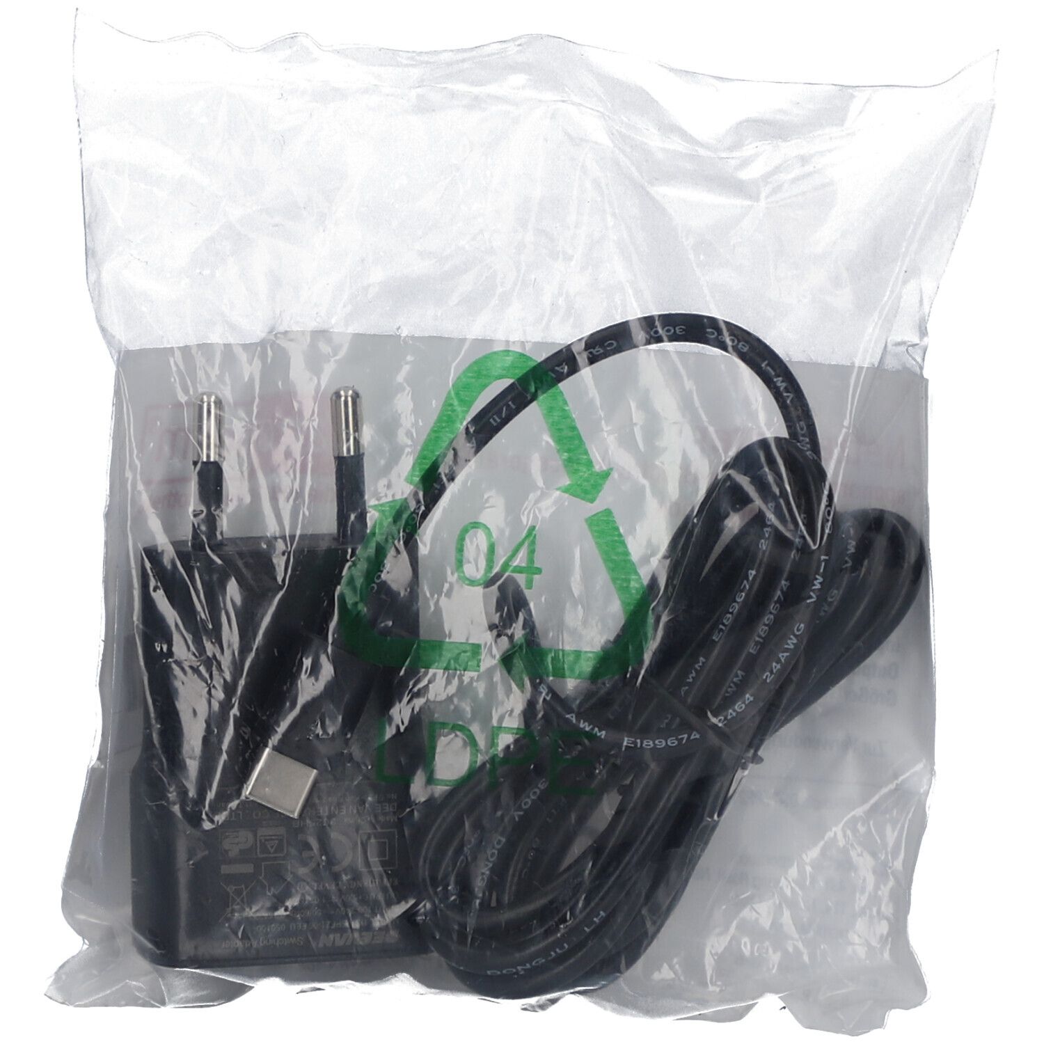 Netzadapter mit Kabel, verpackt. Schwarzer Adapter mit Stecker und USB-Anschluss. Kabel mit Aufdruck.