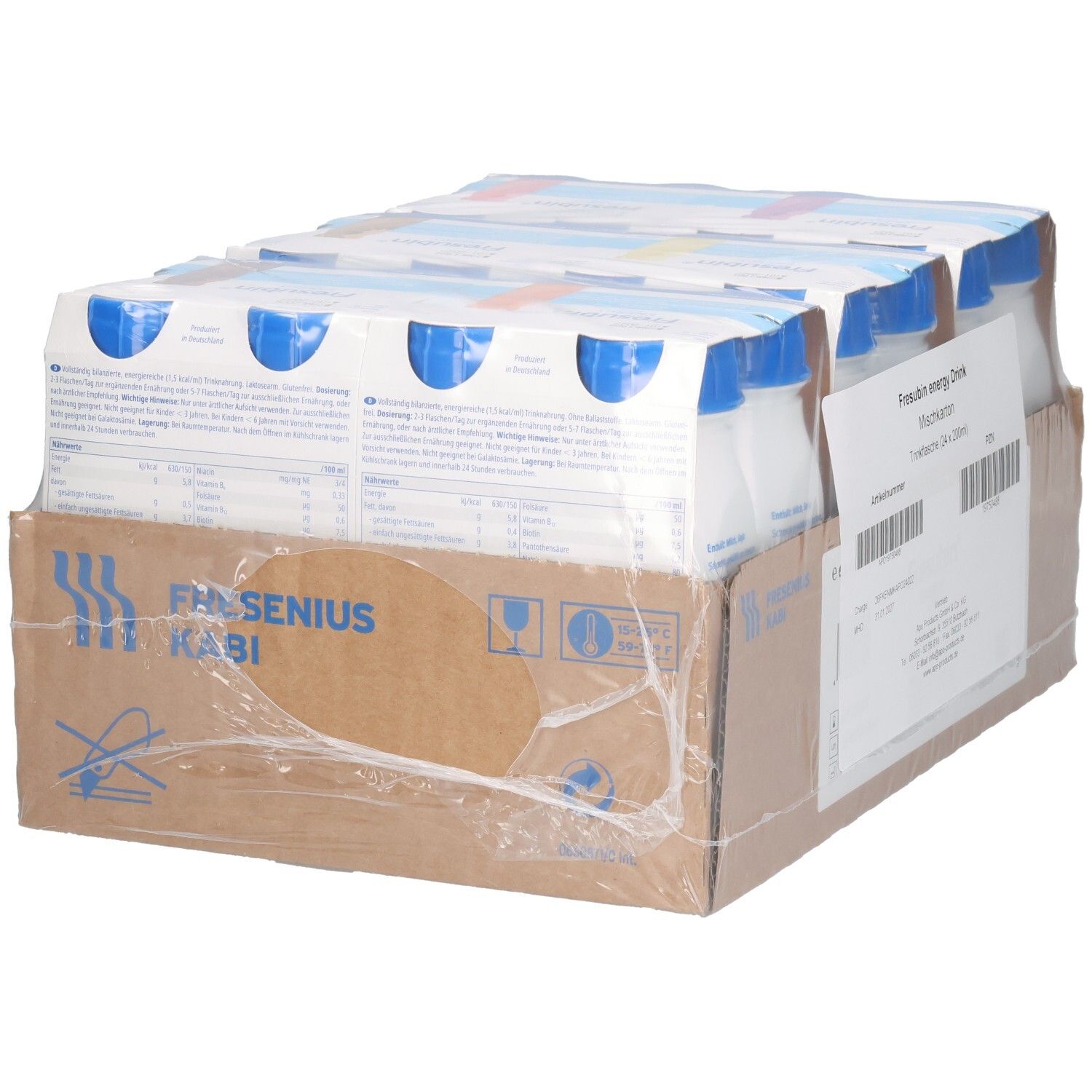 Karton mit FRESUBIN ENERGY DRINK Trinkflaschen. Weiße Flaschen mit blauen Deckeln, in Folie verpackt. Fresenius Kabi Logo.