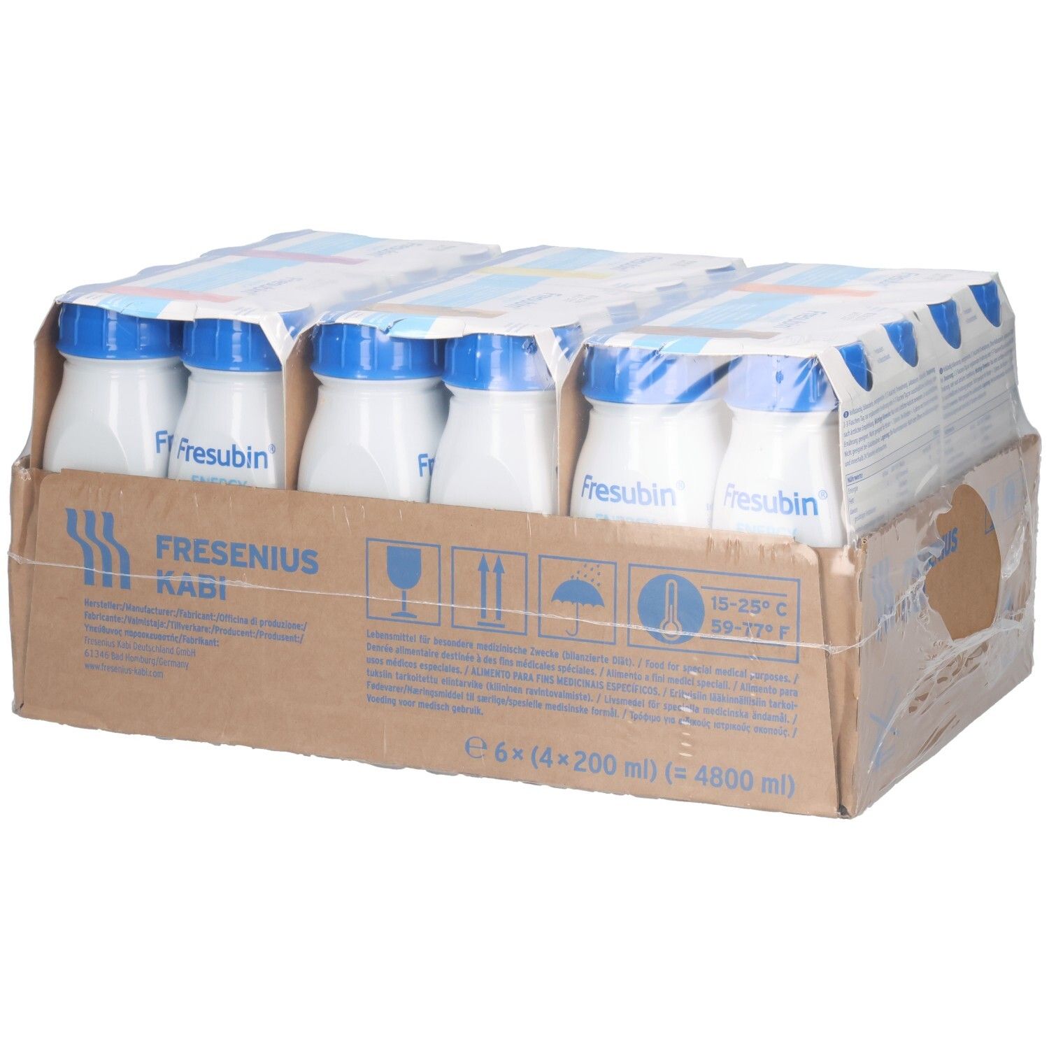 Karton mit FRESUBIN ENERGY DRINK Trinkflaschen. Weiße Flaschen mit blauen Deckeln, in Folie verpackt. 6 x 4 Flaschen.