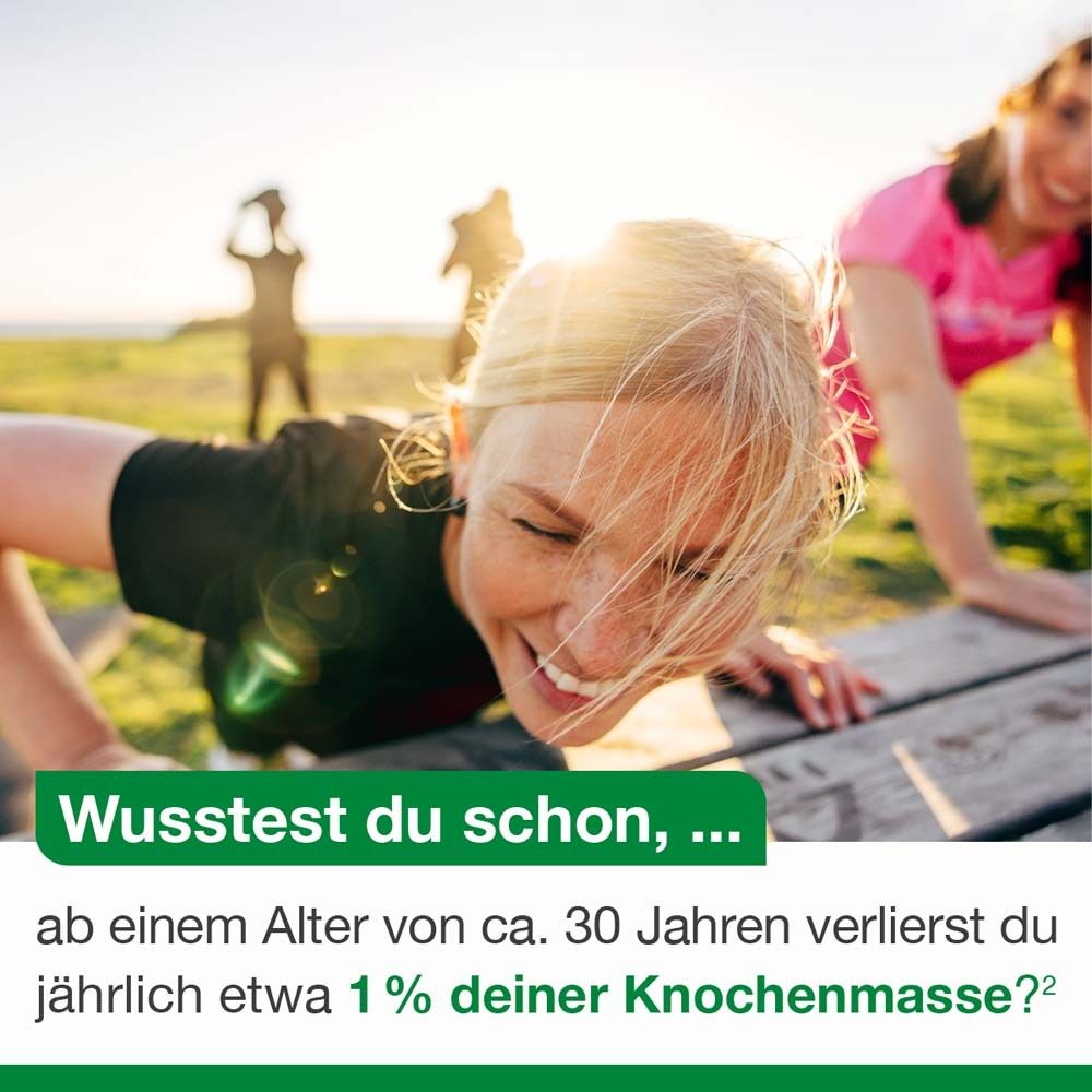 Frau lächelt. Text: Ab ca. 30 Jahren verliert man jährlich ca. 1% der Knochenmasse.