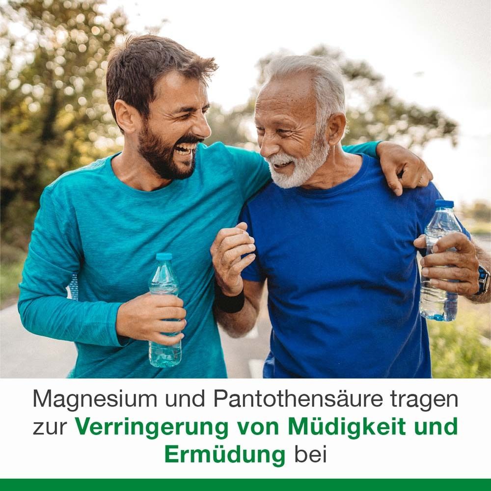 Zwei Männer lachen. Text: Magnesium und Pantothensäure tragen zur Verringerung von Müdigkeit und Ermüdung bei.