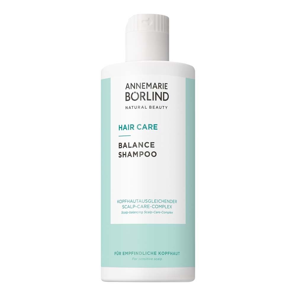 Weiße Flasche mit blauem Etikett. Aufschrift: ANNEMARIE BÖRLIND, HAIR CARE, BALANCE SHAMPOO. Für empfindliche Kopfhaut.