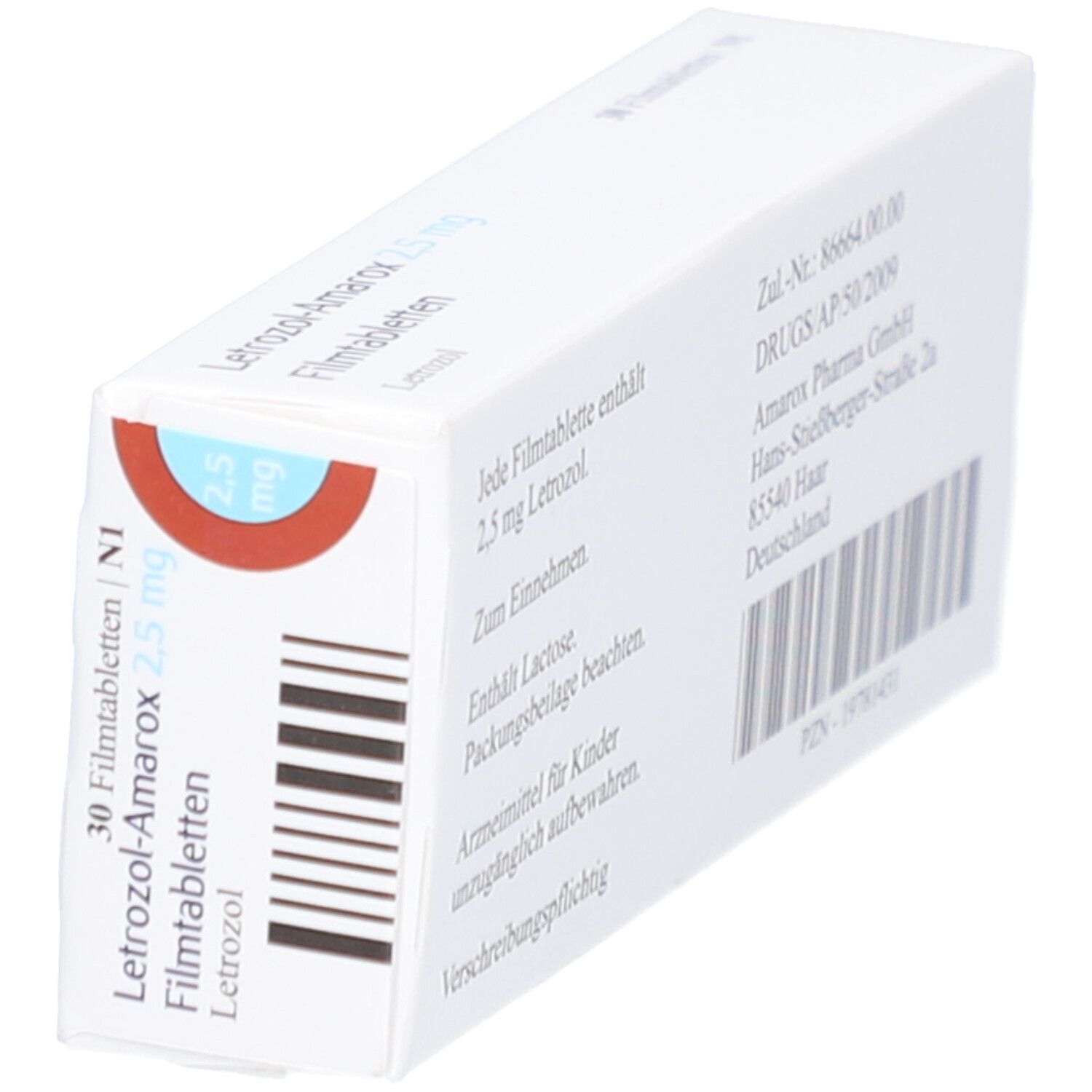Schräg gestellte weiße Faltschachtel mit Letrozol-Amarox 2,5 mg Filmtabletten. Barcode und Text auf der Rückseite.