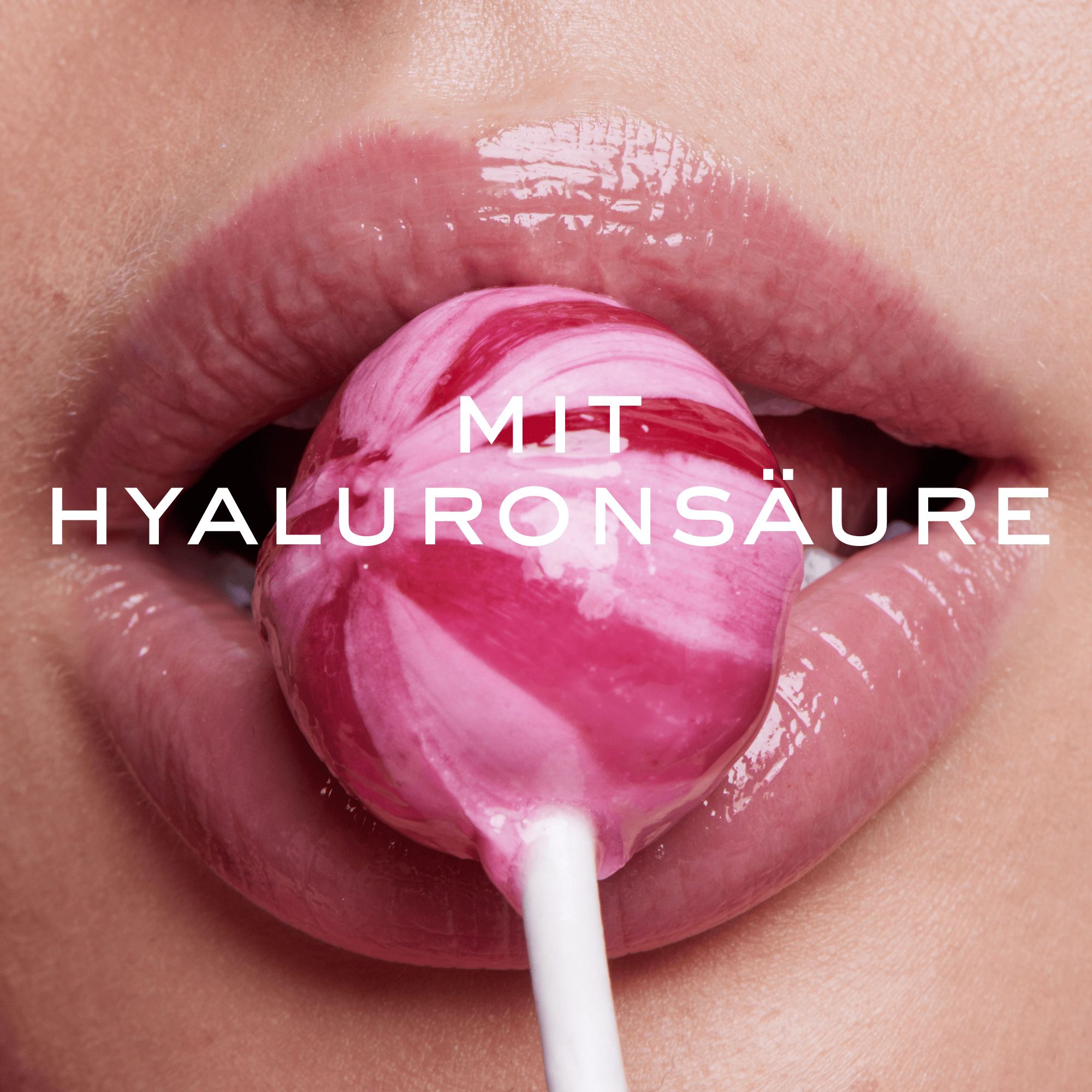 Mund mit rosa Lippenstift und Lutscher. Text: Mit Hyaluronsäure.