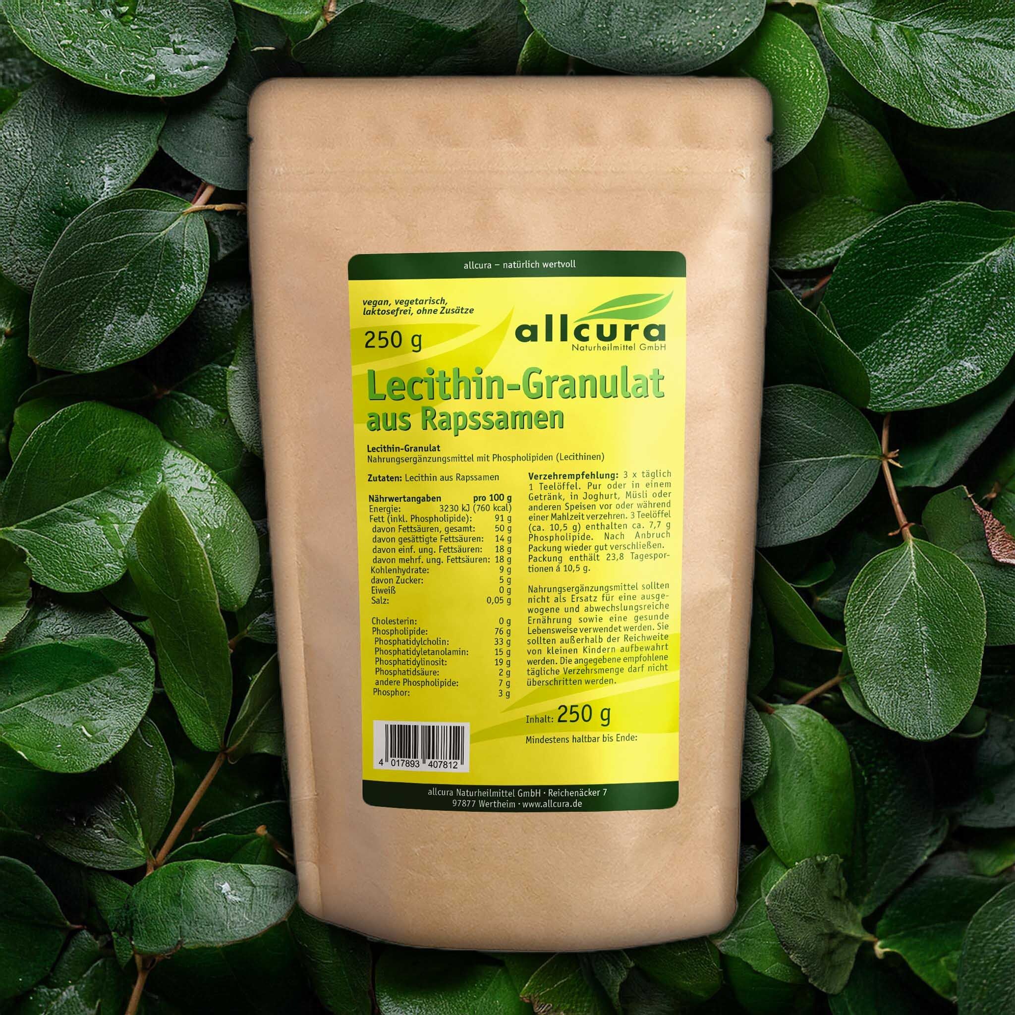 Beutel Lecithin-Granulat aus Rapssamen, 250 g. Grün umgeben. Aufschrift: allcura, Nährwertangaben. Auf Blättern platziert.