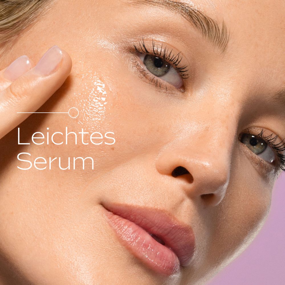 Frau mit Serum auf der Haut. Text: Leichtes Serum.