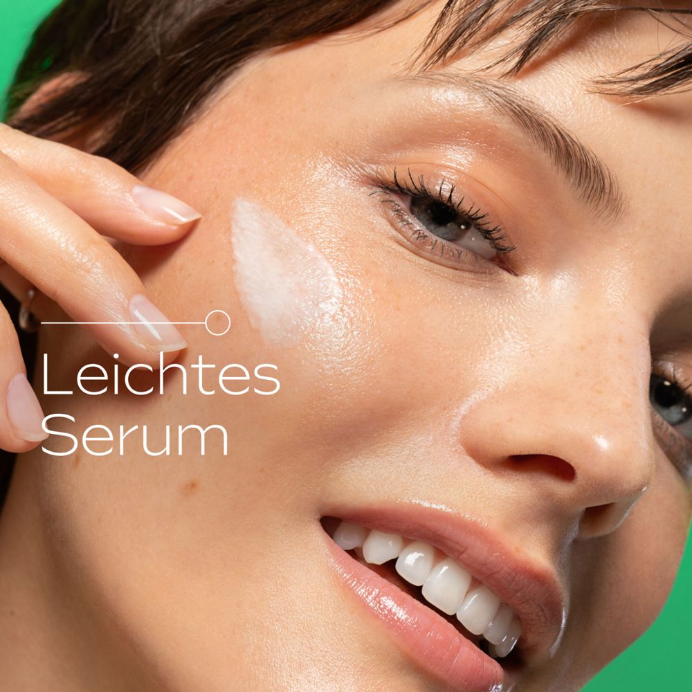 Nahaufnahme einer Frau. Text: Leichtes Serum.