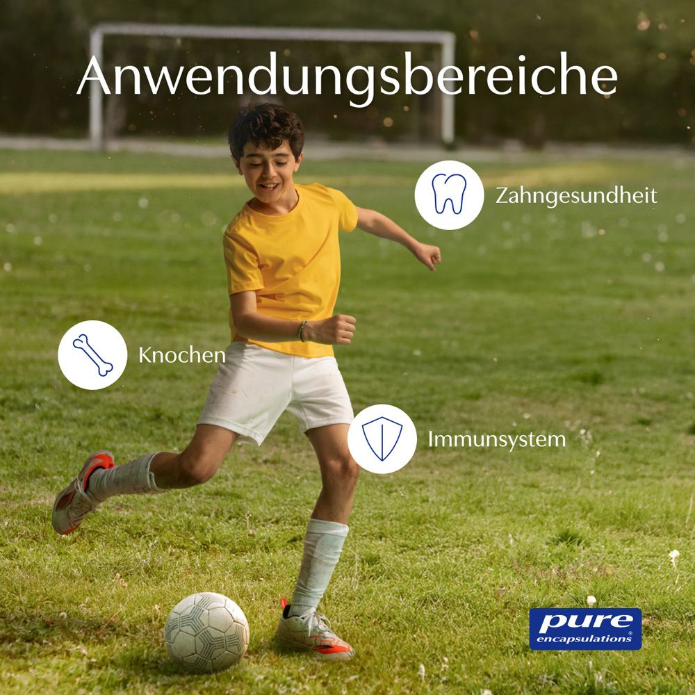 Junge spielt Fußball. Grafiken zeigen Bereiche: Zahngesundheit, Knochen, Immunsystem. Produktlogo unten rechts.