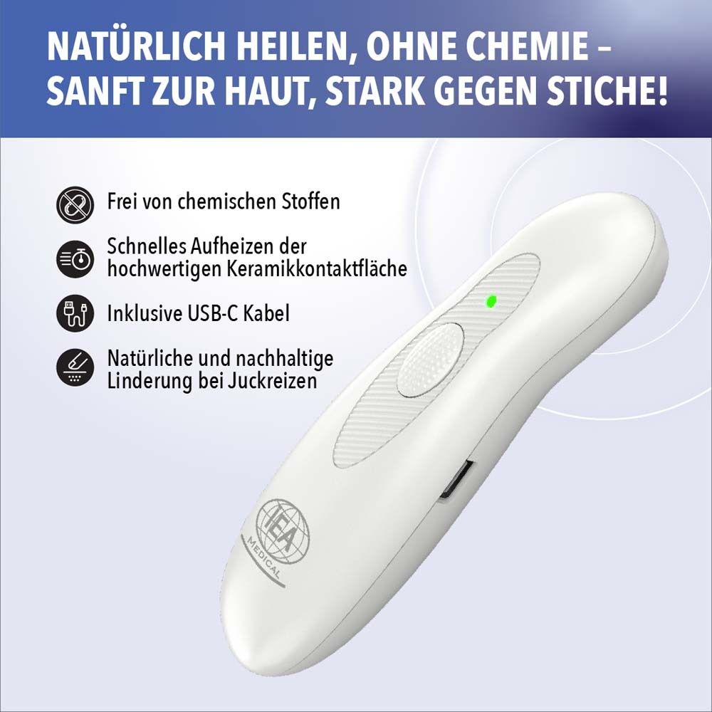 Weißes Gerät mit Text. IEA Medical Logo. USB-C-Kabel. Grüne LED.