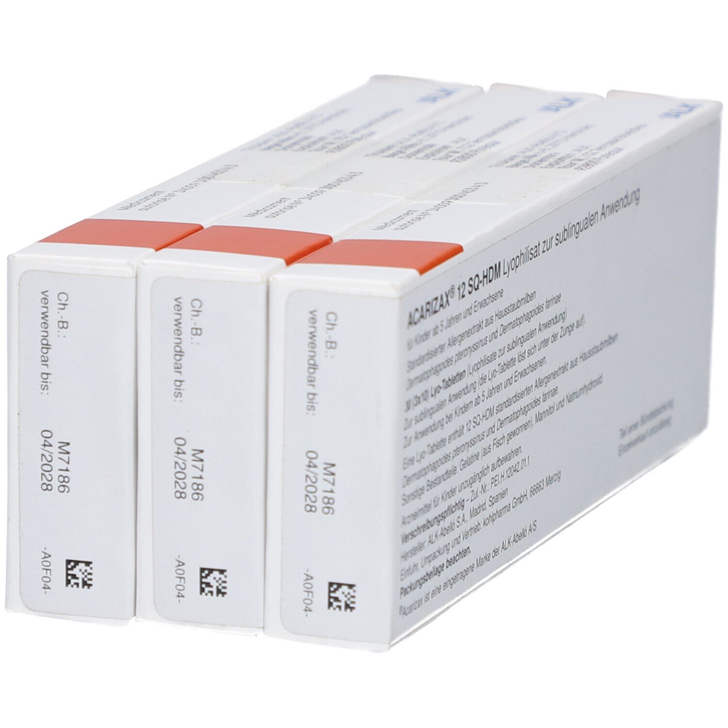 Drei kleine weiße Schachteln mit orangefarbenen Akzenten. Auf jeder Schachtel Etikett mit Text und Codes.