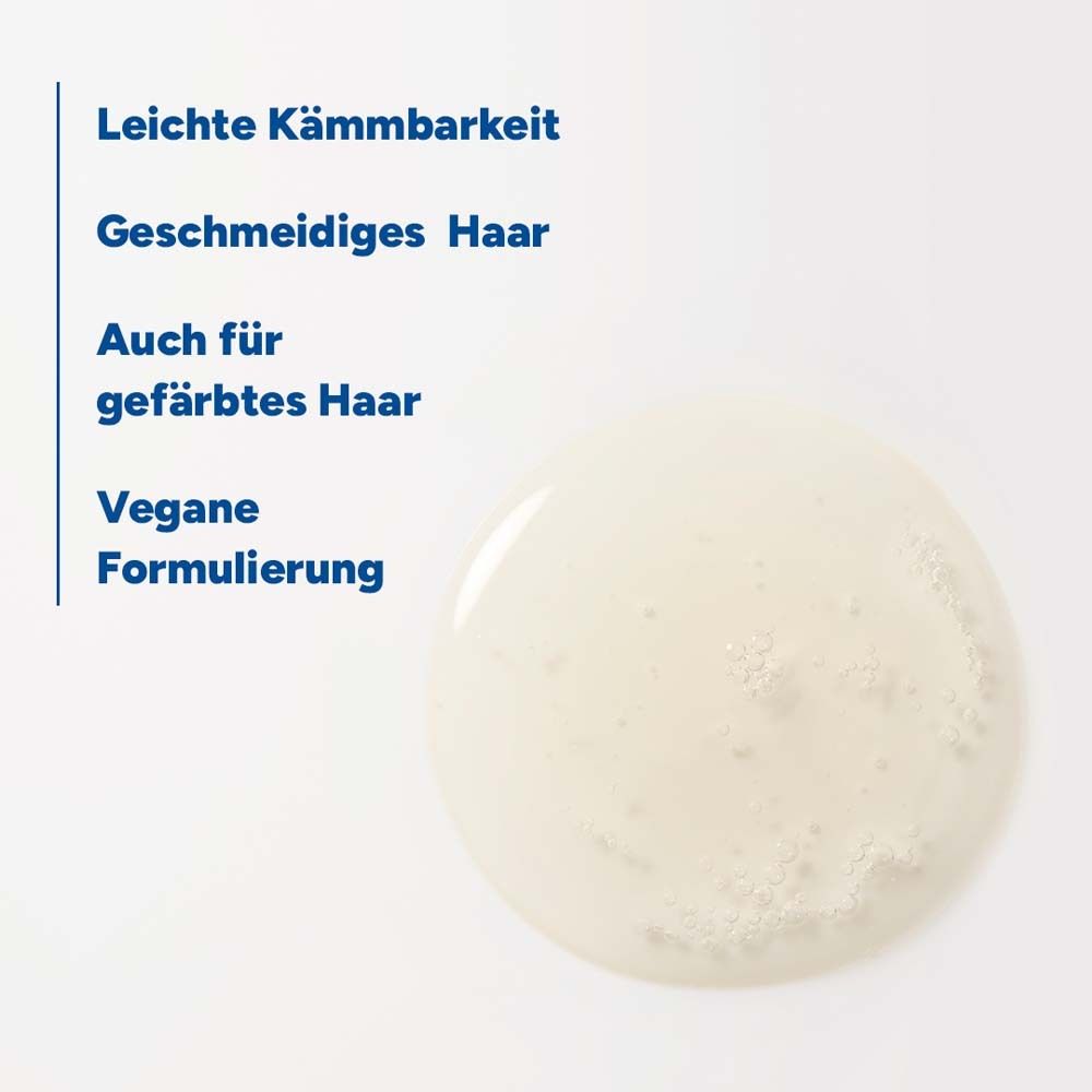 Nahaufnahme einer Flüssigkeit. Text: Leichte Kämmbarkeit, geschmeidiges Haar, auch für gefärbtes Haar, vegane Formulierung.