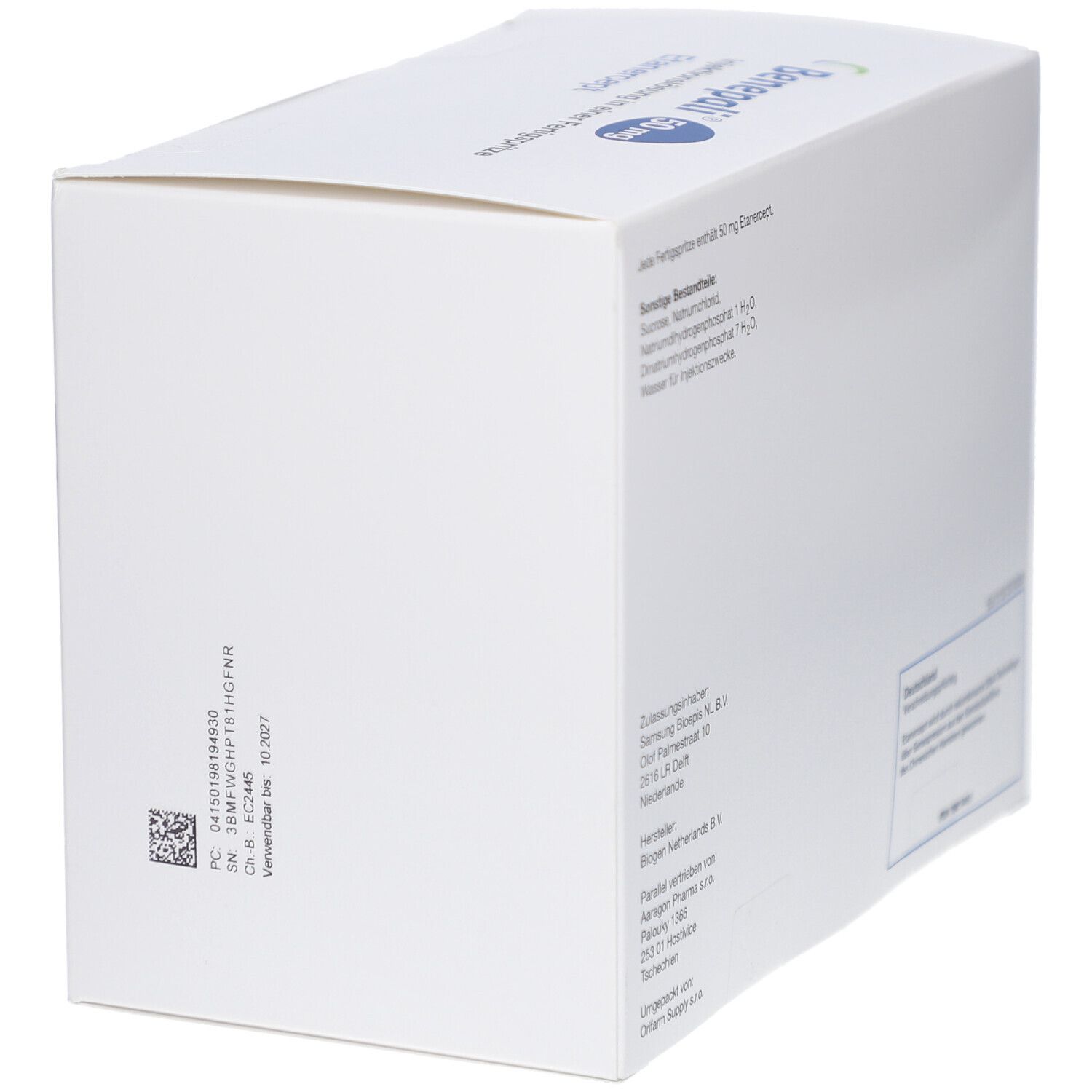 Weiße Verpackung mit Text und Barcode. Enthält Angaben zum Hersteller und Chargennummer. Seitenansicht.