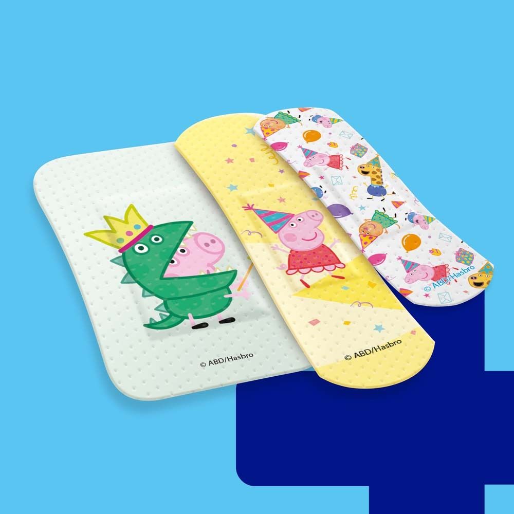 Drei Pflaster mit Peppa Pig-Motiven. Verschiedene Formen und Designs. Grün, gelb und weiß mit Figuren.