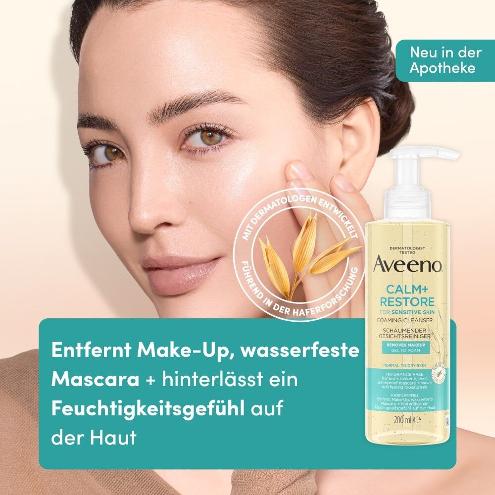 Frau berührt Gesicht. Daneben Aveeno Calm+Restore Reinigungsgel. Text: Entfernt Make-Up, wasserfeste Mascara + hinterlässt ein Feuchtigkeitsgefühl.
