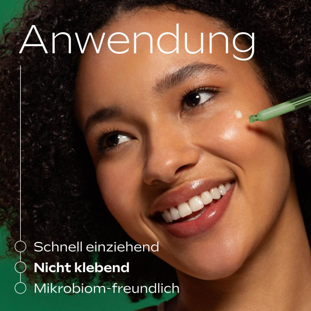 Nahaufnahme einer Frau, die das Serum auf ihr Gesicht aufträgt. Text: Schnell einziehend, nicht klebend.