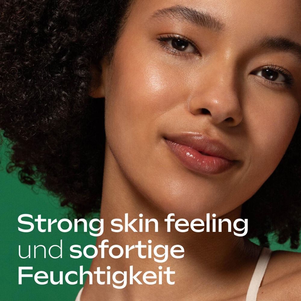 Nahaufnahme eines Gesichts. Text: Starkes Hautgefühl und sofortige Feuchtigkeit.